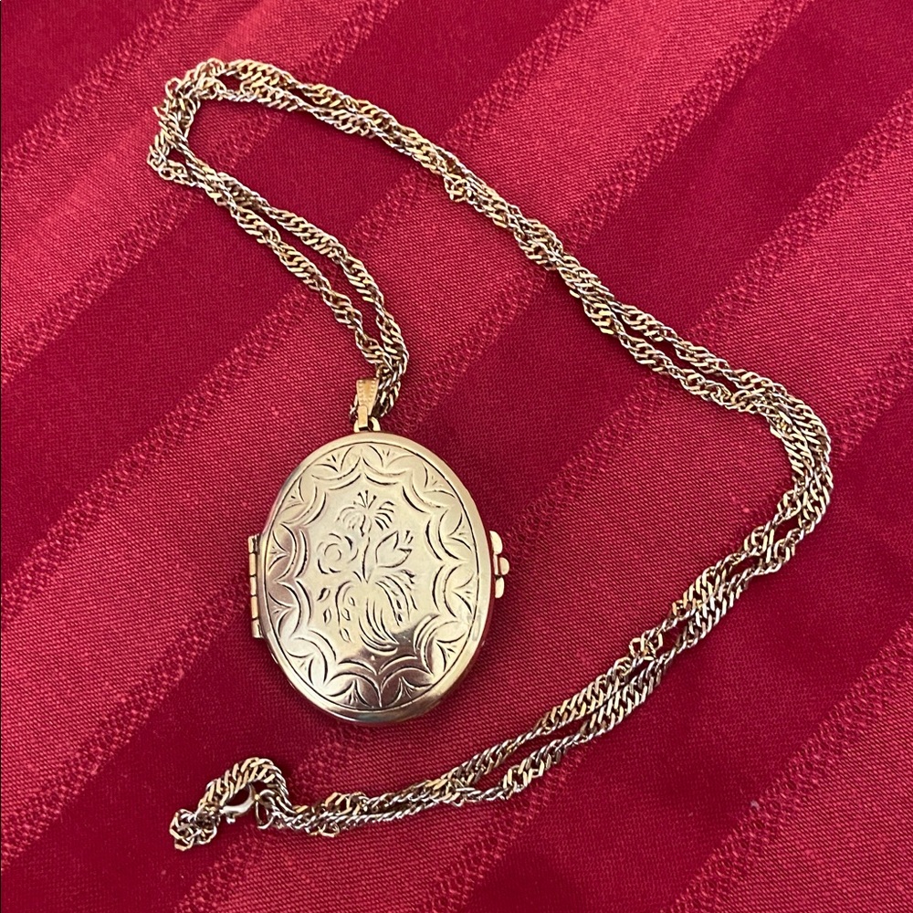 Vintage Gold Tone Pendant Locket & Chain Necklace - Picture 10 of 10